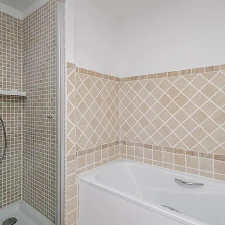 Beautiful 1 Bed Duplex Penthouse With Views Rdr327